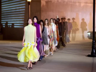 https://www.tlife.gr/moda/dior-cruise-2027-o-jonathan-anderson-estise-to-pio-kinimatografiko-show-tis-xronias/1739109/