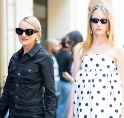 https://www.tlife.gr/moda/celebrities/giorti-tis-miteras-ta-pio-stilata-didyma-mamas-koris-pou-latreyoume-na-parakolouthoume/1736944/