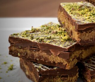 https://www.tlife.gr/syntages/dubai-chocolate-bars-me-kantaifi-kai-fistiki-to-viral-glyko-pou-tha-sou-parei-to-myalo/1739534/