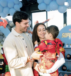https://www.tlife.gr/eidhseis-nea/eleni-foureira-o-gios-tis-akolouthei-ta-xnaria-tou-patera-tou-almperto-mpotia-i-fotografia-me-podosfairiki-stoli/1738245/